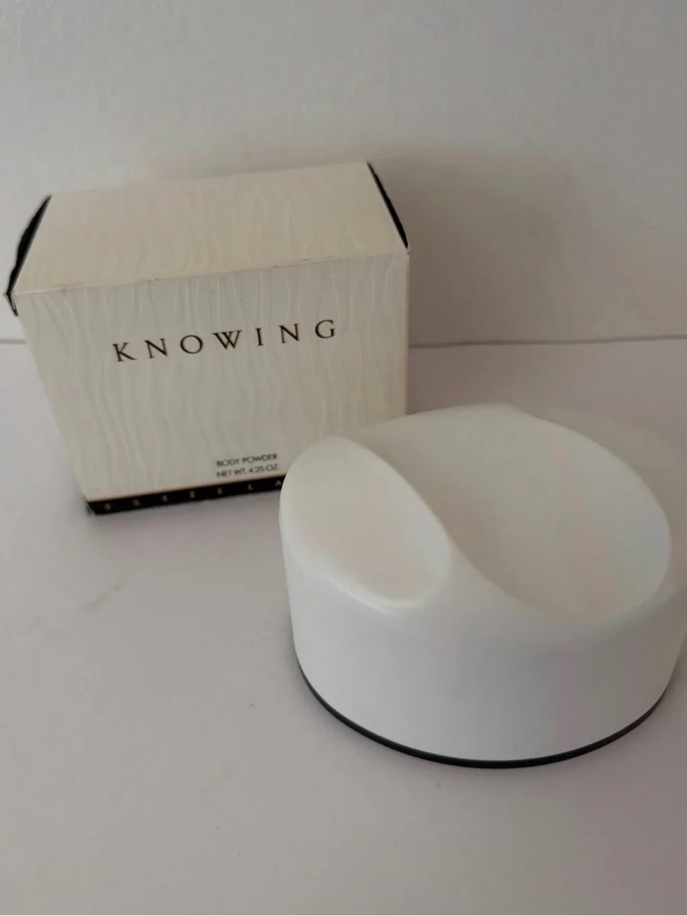 Estee Lauder Knowing Body Powder 4.25 oz